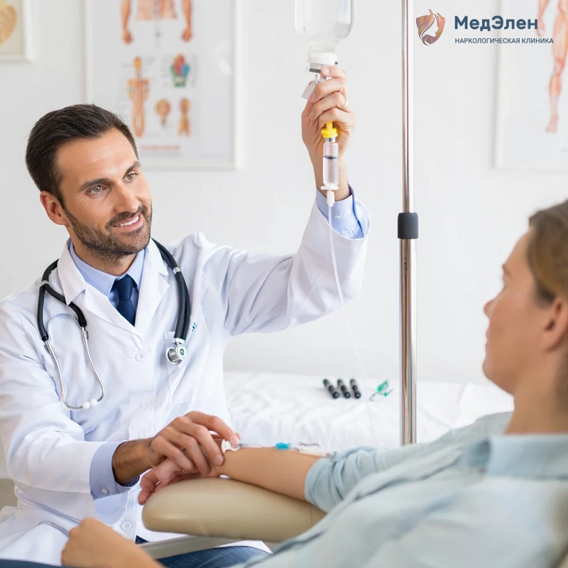 Врач ставит капельницу пациентке